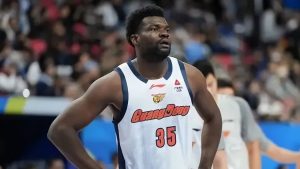 CBA多队动态：广东酝酿换外援，四川发工资，邱彪面临下课危机